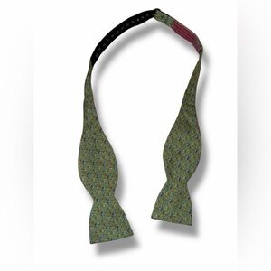 Vineyard Vines Mens Green Golf Bird Print Hole Birdie 100% Silk Bowtie USA Made